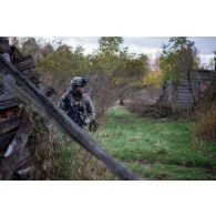 Un légionnaire Particpie à un assaut contre une position ennemie en forêt de Nursipalu, en Estonie.