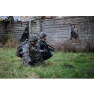 Des légionnaires du 2e régiment étranger d'infanterie (2e REI) participent à un assaut sur une position ennemie en forêt de Nursipalu, en Estonie.