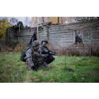 Des légionnaires du 2e régiment étranger d'infanterie (2e REI) participent à un assaut sur une position ennemie en forêt de Nursipalu, en Estonie.