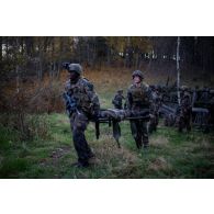 Une équipe médicale évacue un blessé en forêt de Nursipalu, en Estonie.