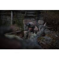 Un légionnaire évolue au sein d'un village de combat en forêt de Nursipalu, en Estonie.