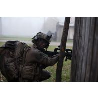 Un légionnaire mène un assaut contre une position ennemie à Nursipalu, en Estonie.