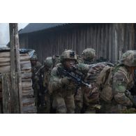 Un groupe de légionnaires du 2e régiment étranger d'infanterie (2e REI) mène un assaut contre une position ennemie à Nursipalu, en Estonie.