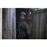 Un légionnaire investit l'intérieur d'une position ennemie à Nursipalu, en Estonie.