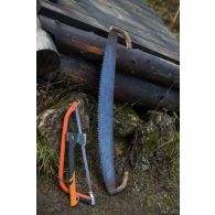 Outillage de campagne utilisé dans le cadre d'un stage de survie en forêt de Järvama, en Estonie.