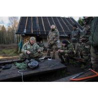 Un instructeur estonien donne un cours sur le bivouac à des soldats français en forêt de Järvama, en Estonie.