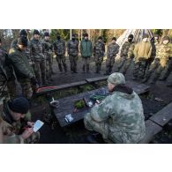 Un instructeur estonien donne un cours sur le bivouac à des soldats français en forêt de Järvama, en Estonie.