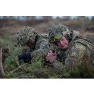 Des soldats britanniques observent le terrain à Tapa, en Estonie.