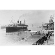 La campagne de Syrie (ou "opération Exporter") en juin 1941: le quatrième convoi de troupes vichystes rapatriées de Syrie arrive à Marseille (Bouches-du-Rhône).