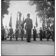 Le général d'armée Henri Dentz salue.