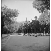 Défilé d'une unité marine.