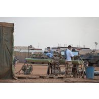 Des marsouins du 2e régiment d'infanterie de marine (RIMa) font leur toilette sur une remorque-douche de campagne RD 3000 à Gao, au Mali.