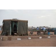 Des marsouins du 2e régiment d'infanterie de marine (RIMa) font leur toilette sur une remorque-douche de campagne RD 3000 à Gao, au Mali.