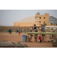 Des marsouins du 2e régiment d'infanterie de marine (RIMa) font leur toilette sur une remorque-douche de campagne RD 3000 à Gao, au Mali.