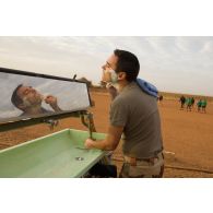 Un marsouin du 2e régiment d'infanterie de marine (RIMa) se rase dans le miroir d'une remorque-douche de campagne RD 3000 à Gao, au Mali.