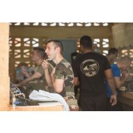 Des marsouins du 2e régiment d'infanterie de marine (RIMa) se rasent à Gao, au Mali.