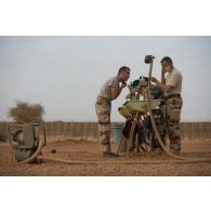 Des marsouins du 2e régiment d'infanterie de marine (RIMa) font leur toilette sur une remorque-douche de campagne RD 3000 à Gao, au Mali.