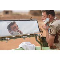 Un marsouin du 2e régiment d'infanterie de marine (RIMa) se rase dans le miroir d'une remorque-douche de campagne RD 3000 à Gao, au Mali.