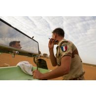 Un marsouin du 2e régiment d'infanterie de marine (RIMa) se rase dans le miroir d'une remorque-douche de campagne RD 3000 à Gao, au Mali.