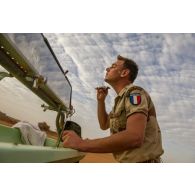 Un marsouin du 2e régiment d'infanterie de marine (RIMa) se rase dans le miroir d'une remorque-douche de campagne RD 3000 à Gao, au Mali.