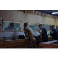 Des marsouins du 2e régiment d'infanterie de marine (RIMa) font leur toilette à Gao, au Mali.