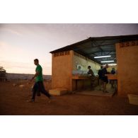 Des marsouins du 2e régiment d'infanterie de marine (RIMa) font leur toilette à Gao, au Mali.