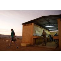 Des marsouins du 2e régiment d'infanterie de marine (RIMa) font leur toilette à Gao, au Mali.