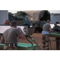 Des marsouins du 2e régiment d'infanterie de marine (RIMa) font leur toilette sur une remorque-douche de campagne RD 3000 à Gao, au Mali.