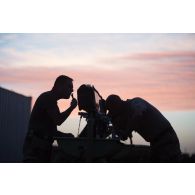 Des marsouins du 2e régiment d'infanterie de marine (RIMa) font leur toilette sur une remorque-douche de campagne RD 3000 à Gao, au Mali.
