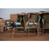 Des marsouins du 2e régiment d'infanterie de marine (RIMa) font leur toilette sur une remorque-douche de campagne RD 3000 à Gao, au Mali.