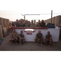 Portrait d'un groupe de soldat pour un barbecue à l'ordinaire de Tessalit, au Mali.