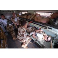 Une infirmière du Service de santé des armées (SSA) évacue des soldats blessés à bord d'un véhicule de l'avant blindé (VAB) à Gao, au Mali.