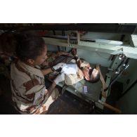 Une infirmière du Service de santé des armées (SSA) évacue un soldat blessé à bord d'un véhicule de l'avant blindé (VAB) à Gao, au Mali.