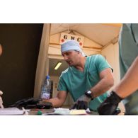 Un chirurgien encadre l'évacuation de blessés au groupement médico-chirurgical (GMC) à Gao, au Mali.