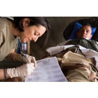 Un médecin des armées enregistre l'arrivée d'un soldat blessé au groupement médico-chirurgical (GMC) de Gao, au Mali.