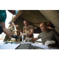 Une équipe du Service de santé des armées (SSA) contrôle la liste des blessés pour un exercice d'évacuation sanitaire à Gao, au Mali.