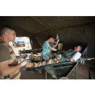 Une équipe du Service de santé des armées (SSA) soigne un blessé évacué au groupement médico-chirurgical (GMC) de Gao, au Mali.