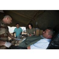 Une équipe du Service de santé des armées (SSA) soigne un blessé évacué au groupement médico-chirurgical (GMC) de Gao, au Mali.