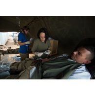 Une équipe du Service de santé des armées (SSA) soigne un blessé évacué au groupement médico-chirurgical (GMC) de Gao, au Mali.