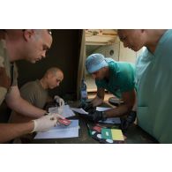 Une équipe du Service de santé des armées (SSA) contrôle la liste des blessés pour un exercice d'évacuation sanitaire à Gao, au Mali.