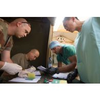 Une équipe du Service de santé des armées (SSA) contrôle la liste des blessés pour un exercice d'évacuation sanitaire à Gao, au Mali.
