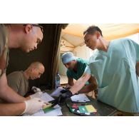 Une équipe du Service de santé des armées (SSA) contrôle la liste des blessés pour un exercice d'évacuation sanitaire à Gao, au Mali.