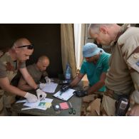 Une équipe du Service de santé des armées (SSA) contrôle la liste des blessés pour un exercice d'évacuation sanitaire à Gao, au Mali.