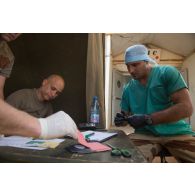 Une équipe du Service de santé des armées (SSA) contrôle la liste des blessés pour un exercice d'évacuation sanitaire à Gao, au Mali.