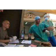 Une équipe du Service de santé des armées (SSA) contrôle la liste des blessés pour un exercice d'évacuation sanitaire à Gao, au Mali.