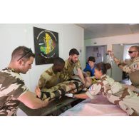 Une équipe du Service de santé des armées (SSA) réceptionne un blessé évacué au groupement médico-chirurgical (GMC) de Gao, au Mali.