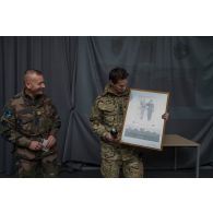 Remise de cadeau au lieutenant-colonel Andrew Ridland à Tapa, en Estonie.