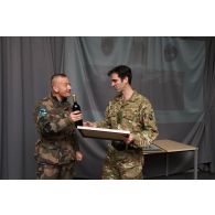 Remise de cadeau à un officier britannique à Tapa, en Estonie.