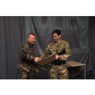 Remise de cadeau à un officier britannique à Tapa, en Estonie.