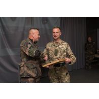 Remise de cadeau à un officier britannique à Tapa, en Estonie.